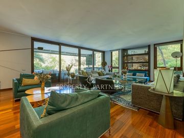 Departamento con finas terminaciones y con jardín privado