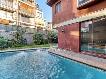 Acogedora casa familiar con amplio terreno en Ñuñoa