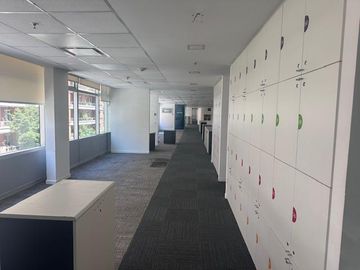 Excelente oficina con vista al dique