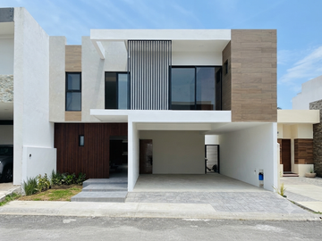 Casa en Venta con 4 recámaras, alberca en Lomas Diamante