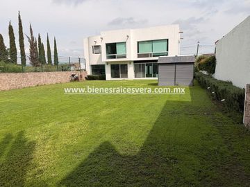 CASA EN VENTA EN TEQUISQUIAPAN EN EL FRACC. LOS VIÑEDOS. Meli