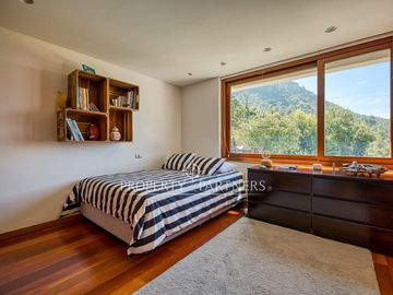 Moderna, eficiencia energética e impresionantes vistas a Santiago y al Manquehue