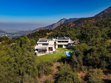 Moderna, eficiencia energética e impresionantes vistas a Santiago y al Manquehue