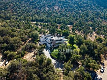 Moderna, eficiencia energética e impresionantes vistas a Santiago y al Manquehue
