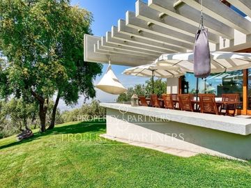 Moderna, eficiencia energética e impresionantes vistas a Santiago y al Manquehue