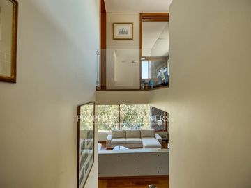 Moderna, eficiencia energética e impresionantes vistas a Santiago y al Manquehue
