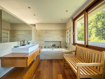 Moderna, eficiencia energética e impresionantes vistas a Santiago y al Manquehue