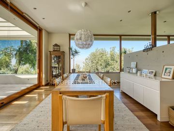 Moderna, eficiencia energética e impresionantes vistas a Santiago y al Manquehue
