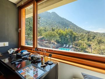 Moderna, eficiencia energética e impresionantes vistas a Santiago y al Manquehue