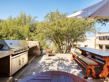 Moderna, eficiencia energética e impresionantes vistas a Santiago y al Manquehue