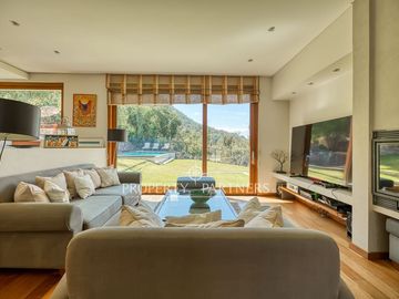 Moderna, eficiencia energética e impresionantes vistas a Santiago y al Manquehue