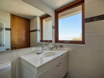 Moderna, eficiencia energética e impresionantes vistas a Santiago y al Manquehue
