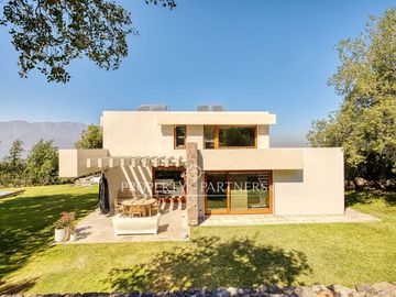 Moderna, eficiencia energética e impresionantes vistas a Santiago y al Manquehue