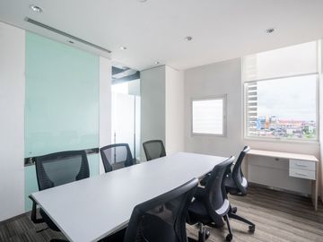 Akses all-inclusive ke ruang kerja, kantor virtual, dan ruang rapat di Regus Panin Tower