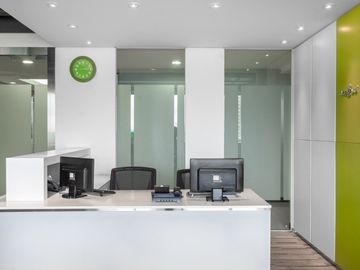 Akses all-inclusive ke ruang kerja, kantor virtual, dan ruang rapat di Regus Panin Tower