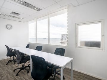 Akses all-inclusive ke ruang kerja, kantor virtual, dan ruang rapat di Regus Panin Tower