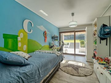 Amplia casa remodelada con excelente conectividad y seguridad, San Carlos de Apoquindo.