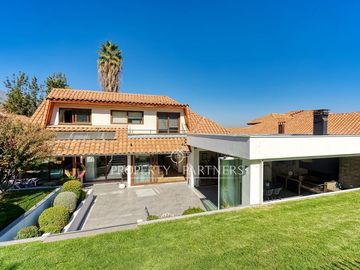 Amplia casa remodelada con excelente conectividad y seguridad, San Carlos de Apoquindo.