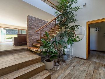 Amplia casa remodelada con excelente conectividad y seguridad, San Carlos de Apoquindo.