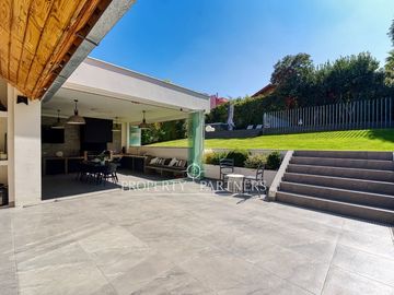 Amplia casa remodelada con excelente conectividad y seguridad, San Carlos de Apoquindo.