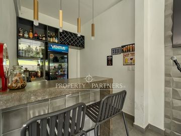 Amplia casa remodelada con excelente conectividad y seguridad, San Carlos de Apoquindo.
