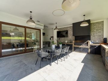 Amplia casa remodelada con excelente conectividad y seguridad, San Carlos de Apoquindo.