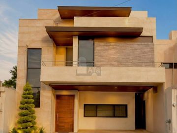 Casa en venta al sur de Saltillo en Fracc. La Cañada