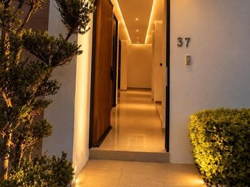 Casa en  venta con 4 recamaras en Lomas de Angelopolis Parque Victoria.