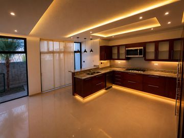 Casa en  venta con 4 recamaras en Lomas de Angelopolis Parque Victoria.