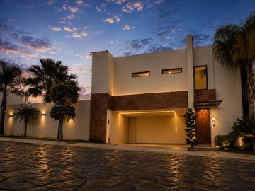 Casa en  venta con 4 recamaras en Lomas de Angelopolis Parque Victoria.