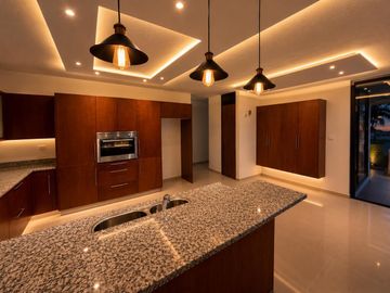 Casa en  venta con 4 recamaras en Lomas de Angelopolis Parque Victoria.