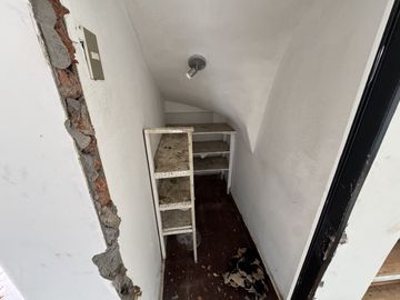 Remate Bancario | Espaciosa Casa de 2 Pisos en Macul | Lista para Remodelación : 5 Dormitorios y Gran Patio Privado