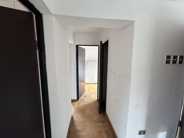 Remate Bancario | Espaciosa Casa de 2 Pisos en Macul | Lista para Remodelación : 5 Dormitorios y Gran Patio Privado