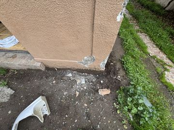 Remate Bancario | Espaciosa Casa de 2 Pisos en Macul | Lista para Remodelación : 5 Dormitorios y Gran Patio Privado