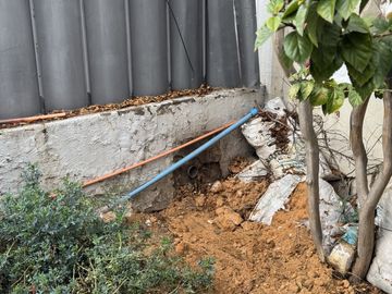 Remate Bancario | Espaciosa Casa de 2 Pisos en Macul | Lista para Remodelación : 5 Dormitorios y Gran Patio Privado
