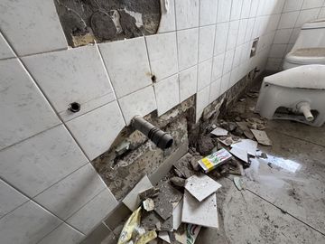 Remate Bancario | Espaciosa Casa de 2 Pisos en Macul | Lista para Remodelación : 5 Dormitorios y Gran Patio Privado