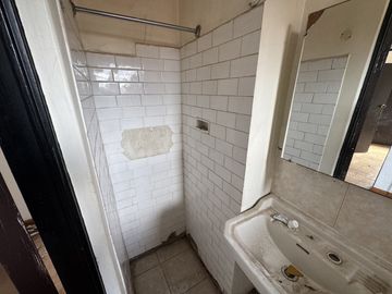 Remate Bancario | Espaciosa Casa de 2 Pisos en Macul | Lista para Remodelación : 5 Dormitorios y Gran Patio Privado