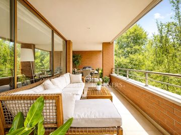 Espectacular departamento con diseño único de ingeniería, lujo y comodidad en San Carlos de Apoquindo.