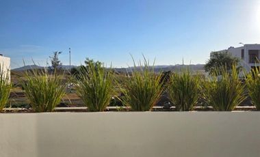 CASA EN VENTA EN ALTOZANO COMPLETAMENTE AMUEBLADA Y EQUIPADA FRENTE A PARQUE