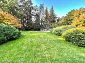 Arriendo de linda casa con espectacular jardín, Los Dominicos