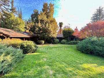 Arriendo de linda casa con espectacular jardín, Los Dominicos