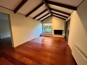 Arriendo de linda casa con espectacular jardín, Los Dominicos