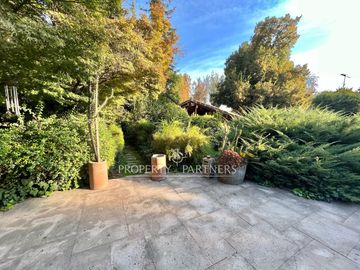 Arriendo de linda casa con espectacular jardín, Los Dominicos