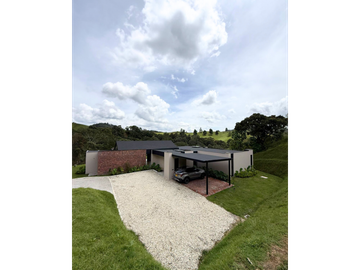 EXCLUSIVA CASA EN VENTA EN MONTE SERENO VILLAS, RETIRO