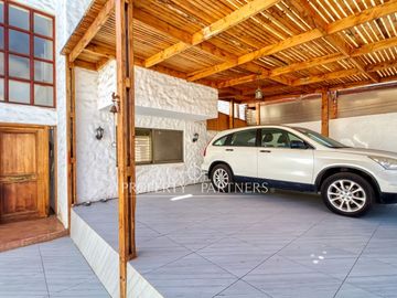 Amplia casa remodelada de 4 dormitorios + servicio y vista al mar – Jardines del Sur