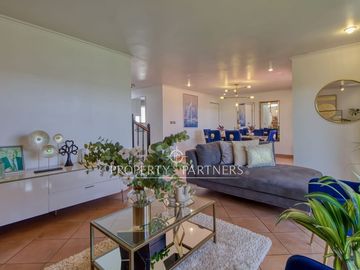 Amplia casa remodelada de 4 dormitorios + servicio y vista al mar – Jardines del Sur