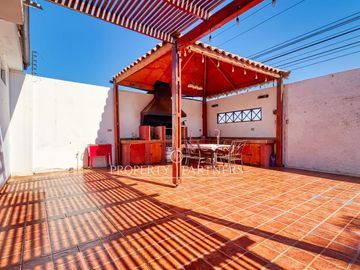 Amplia casa remodelada de 4 dormitorios + servicio y vista al mar – Jardines del Sur