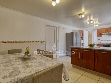 Amplia casa remodelada de 4 dormitorios + servicio y vista al mar – Jardines del Sur