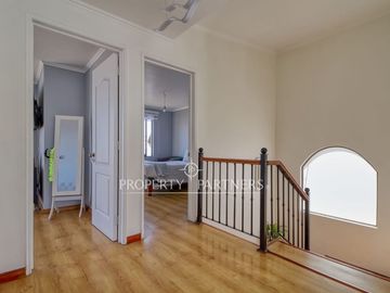 Amplia casa remodelada de 4 dormitorios + servicio y vista al mar – Jardines del Sur