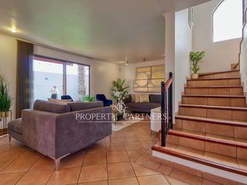 Amplia casa remodelada de 4 dormitorios + servicio y vista al mar – Jardines del Sur